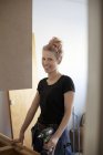 Retrato de carpinteiro mulher adulta média no quarto — Fotografia de Stock