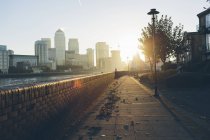 Promenade on shore of River Thames in Rotherhithe — Stock Photo