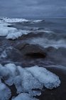 Живописный вид на лед у морского берега — стоковое фото