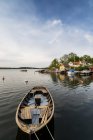 Barco a remos e à beira-mar no fundo, arquipélago de Estocolmo — Fotografia de Stock