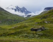 Gamma jotunheimen in nuvole e verde valle — Foto stock