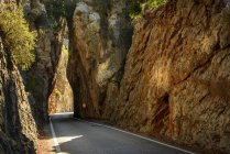Strada vuota tra alte rocce a Maiorca — Foto stock