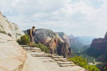 Man looking at view in Zion National Park — Stock Photo