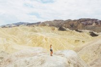 Жінка дивиться на перегляд у Долина смерті Національний парк — стокове фото