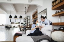 Ältere Paare sprechen im Wohnzimmer, konzentrieren sich auf Hintergrund — Stockfoto