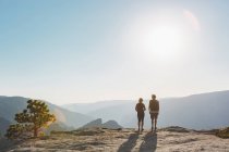 Woman and man at Taft Point, rear view — Stock Photo