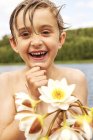 Retrato de menino segurando flores, foco seletivo — Fotografia de Stock