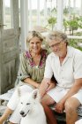Portrait de couple de personnes âgées souriantes, mise au point sélective — Photo de stock