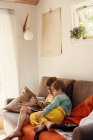 Fratelli che giocano su console di gioco sul divano, focus selettivo — Foto stock