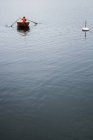 Задний вид мальчика в лодке, селективная фокусировка — стоковое фото