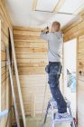 Строитель ремонта потолка, выборочная ориентация — стоковое фото