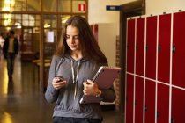 Estudante do sexo feminino mensagens de texto no telefone móvel, foco em primeiro plano — Fotografia de Stock