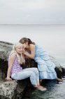 Duas meninas brincando à beira-mar, foco em primeiro plano — Fotografia de Stock
