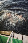 Vista elevata di fratello e sorella nuoto — Foto stock