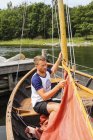 Чоловік зі стерні на вітрильному човні, вибірковий фокус — стокове фото