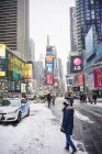 Menino na Times Square em Nova York — Fotografia de Stock