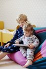 Jungen und Mädchen mit digitalem Tablet, differenzierter Fokus — Stockfoto