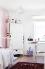 Home Interieur, Blick auf weißen Schlafzimmerschrank — Stockfoto