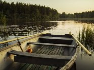 Vista panorâmica do barco de madeira no lago — Fotografia de Stock