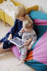 Jungen und Mädchen mit digitalem Tablet, differenzierter Fokus — Stockfoto