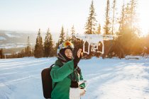 Hombre usando dron durante el invierno en el bosque - foto de stock