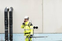 Travailleur de la construction parlant sur téléphone intelligent — Photo de stock