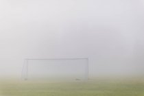 Футбольное поле покрыто туманом, северная Европа — стоковое фото