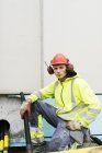 Portrait du travailleur de la construction tenant le tuyau — Photo de stock