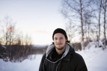 Retrato de un joven con parka en invierno - foto de stock