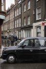 Schwarzes Taxi in Soho geparkt, selektiver Fokus — Stockfoto