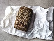 Vista elevada de pão em saco de papel — Fotografia de Stock