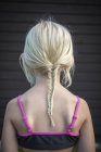 Visão traseira da menina com cabelo trançado, foco seletivo — Fotografia de Stock