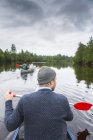 L'uomo che rema sul fiume nel nord della Svezia — Foto stock
