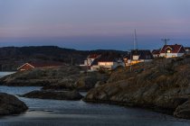 Maisons éclairées sur la côte, Côte Ouest suédoise — Photo de stock
