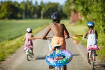 Bambini in bicicletta su strada rurale, attenzione selettiva — Foto stock