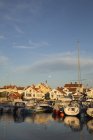 Marina avec voiliers en mer au coucher du soleil, scène tranquille — Photo de stock