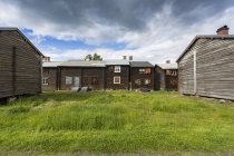 Case di legno con cortile nel nord della Svezia — Foto stock