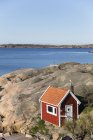 Holzhaus an felsiger Küste, schwedische Westküste — Stockfoto
