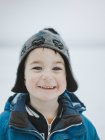 Porträt eines lächelnden Jungen, Fokus auf den Vordergrund — Stockfoto