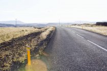 Estrada rural sob céu nublado na Islândia — Fotografia de Stock