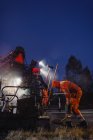 Три ручных рабочих ремонтируют дороги — стоковое фото
