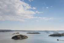 Спокойный вид на залив воды на западном побережье Швеции — стоковое фото