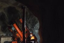 Minatore che lavora sottoterra, focus selettivo — Foto stock