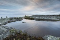 Lago con rocce nel nord della Svezia — Foto stock