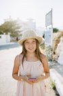 Porträt eines jungen Mädchens mit Smartphone, Fokus auf den Vordergrund — Stockfoto