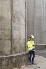 Инженер по защитной одежде, работающий на строительной площадке — стоковое фото