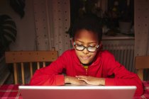 Мальчик с ноутбуком, избирательный фокус — стоковое фото