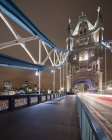 Passerelle piétonne du Tower Bridge dans la ville de Londres la nuit — Photo de stock