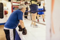 Старший чоловік на тренуванні з боксу, вибірковий фокус — стокове фото