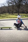 Ragazzo skateboard su strada, focus selettivo — Foto stock